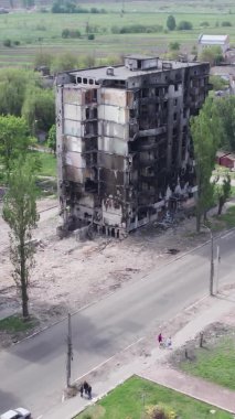 Bu borsa dikey videosu Ukrayna 'daki savaş sonrasını gösteriyor. Borodyanka' da yıkılan bir yerleşim yeri.