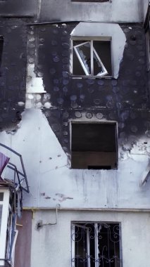 Bu borsa dikey videosu Ukrayna 'daki savaş sonrasını gösteriyor. Borodyanka' da yıkılan bir yerleşim yeri.