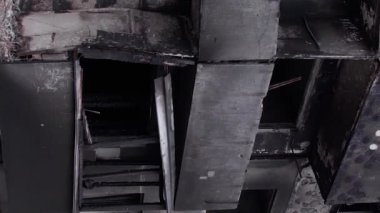 Bu borsa dikey videosu Ukrayna 'daki savaş sonrasını gösteriyor. Borodyanka' da yıkılan bir yerleşim yeri.