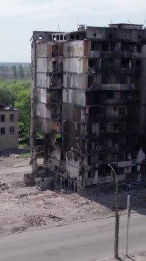 Bu borsa dikey videosu Ukrayna 'daki savaş sonrasını gösteriyor. Borodyanka' da yıkılan bir yerleşim yeri.