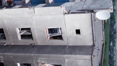 Bu borsa dikey videosu Ukrayna 'daki savaş sonrasını gösteriyor. Borodyanka' da yıkılan bir yerleşim yeri.