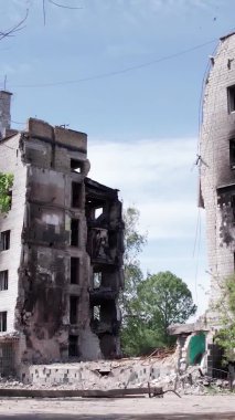 Bu borsa dikey videosu Ukrayna 'daki savaş sonrasını gösteriyor. Borodyanka' da yıkılan bir yerleşim yeri.