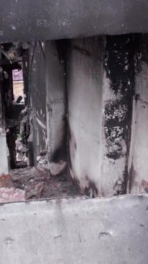 Bu borsa dikey videosu Ukrayna 'daki savaş sonrasını gösteriyor. Borodyanka' da yıkılan bir yerleşim yeri.