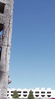 Bu borsa dikey videosu Ukrayna 'daki savaş sonrasını gösteriyor. Borodyanka' da yıkılan bir yerleşim yeri.