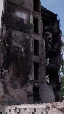 Bu borsa dikey videosu Ukrayna 'daki savaş sonrasını gösteriyor. Borodyanka' da yıkılan bir yerleşim yeri.