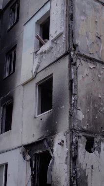 Bu borsa dikey videosu Ukrayna 'daki savaş sonrasını gösteriyor. Borodyanka' da yıkılan bir yerleşim yeri.