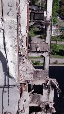 Bu borsa dikey videosu Ukrayna 'daki savaş sonrasını gösteriyor. Borodyanka' da yıkılan bir yerleşim yeri.