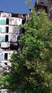 Bu borsa dikey videosu Ukrayna 'daki savaş sonrasını gösteriyor. Borodyanka' da yıkılan bir yerleşim yeri.