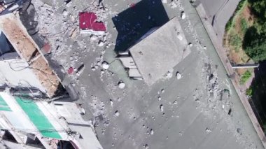 Bu borsa dikey videosu Ukrayna 'daki savaş sonrasını gösteriyor. Borodyanka' da yıkılan bir yerleşim yeri.