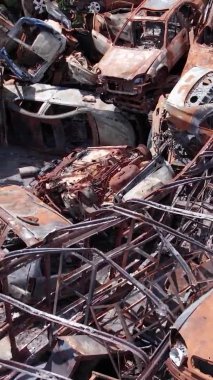 Bu stok dikey video Irpin, Bucha bölgesinde bir kurşun ve yanmış araba dökümü gösteriyor.