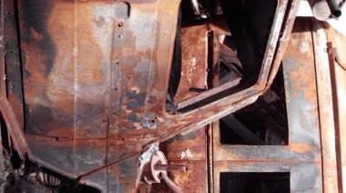 Bu stok dikey video Irpin, Bucha bölgesinde bir kurşun ve yanmış araba dökümü gösteriyor.