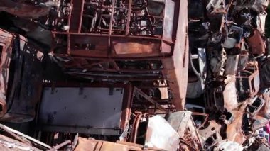 Bu stok dikey video Irpin, Bucha bölgesinde bir kurşun ve yanmış araba dökümü gösteriyor.