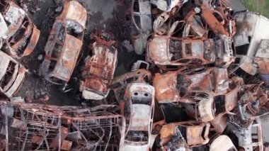 Bu stok dikey video Irpin, Bucha bölgesinde bir kurşun ve yanmış araba dökümü gösteriyor.