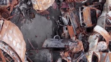 Bu stok dikey video Irpin, Bucha bölgesinde bir kurşun ve yanmış araba dökümü gösteriyor.