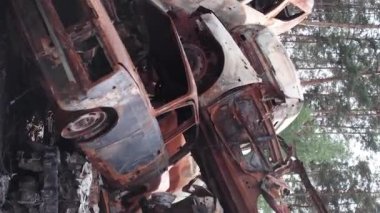 Bu stok dikey video Irpin, Bucha bölgesinde bir kurşun ve yanmış araba dökümü gösteriyor.