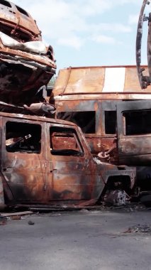 Bu stok dikey video Irpin, Bucha bölgesinde bir kurşun ve yanmış araba dökümü gösteriyor.