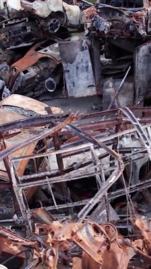 Bu stok dikey video Irpin, Bucha bölgesinde bir kurşun ve yanmış araba dökümü gösteriyor.