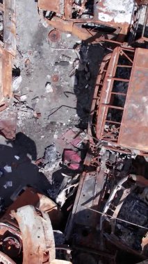 Bu stok dikey video Irpin, Bucha bölgesinde bir kurşun ve yanmış araba dökümü gösteriyor.