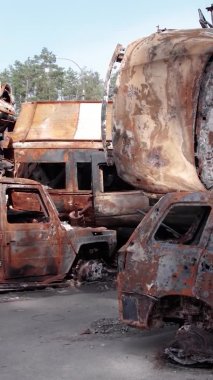 Bu stok dikey video Irpin, Bucha bölgesinde bir kurşun ve yanmış araba dökümü gösteriyor.