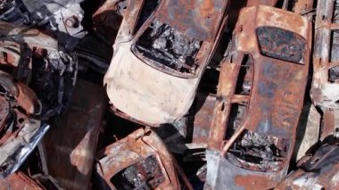 Bu stok dikey video Irpin, Bucha bölgesinde bir kurşun ve yanmış araba dökümü gösteriyor.