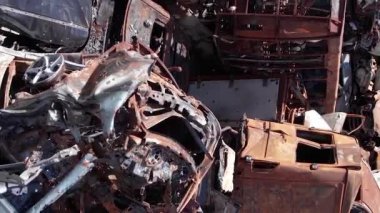 Bu stok dikey video Irpin, Bucha bölgesinde bir kurşun ve yanmış araba dökümü gösteriyor.