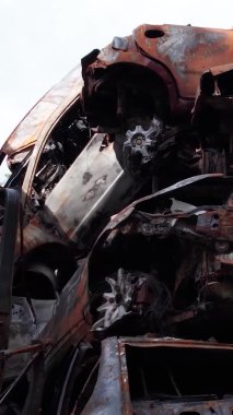 Bu stok dikey video Irpin, Bucha bölgesinde bir kurşun ve yanmış araba dökümü gösteriyor.