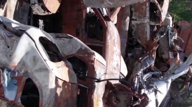 Bu stok dikey video Irpin, Bucha bölgesinde bir kurşun ve yanmış araba dökümü gösteriyor.