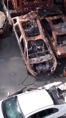 Bu stok dikey video Irpin, Bucha bölgesinde bir kurşun ve yanmış araba dökümü gösteriyor.