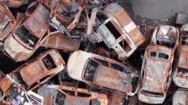 Bu stok dikey video Irpin, Bucha bölgesinde bir kurşun ve yanmış araba dökümü gösteriyor.