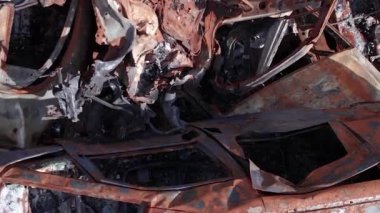 Bu stok dikey video Irpin, Bucha bölgesinde bir kurşun ve yanmış araba dökümü gösteriyor.