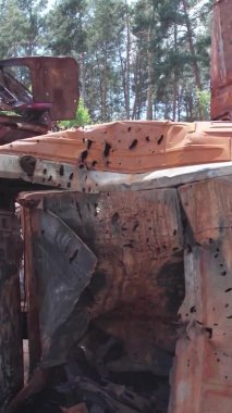 Bu stok dikey video Irpin, Bucha bölgesinde bir kurşun ve yanmış araba dökümü gösteriyor.