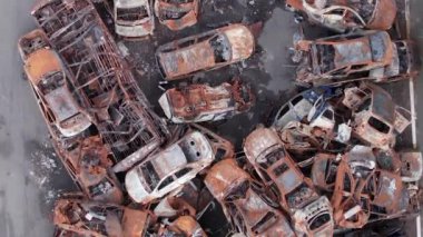 Bu stok dikey video Irpin, Bucha bölgesinde bir kurşun ve yanmış araba dökümü gösteriyor.