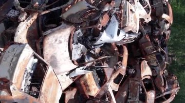 Bu stok dikey video Irpin, Bucha bölgesinde bir kurşun ve yanmış araba dökümü gösteriyor.