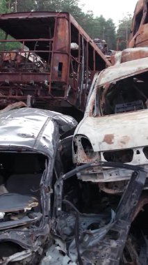 Bu stok dikey video Irpin, Bucha bölgesinde bir kurşun ve yanmış araba dökümü gösteriyor.