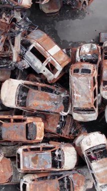 Bu stok dikey video Irpin, Bucha bölgesinde bir kurşun ve yanmış araba dökümü gösteriyor.