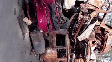 Bu stok dikey video Irpin, Bucha bölgesinde bir kurşun ve yanmış araba dökümü gösteriyor.