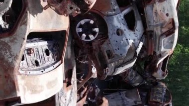 Bu stok dikey video Irpin, Bucha bölgesinde bir kurşun ve yanmış araba dökümü gösteriyor.