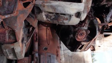 Bu stok dikey video Irpin, Bucha bölgesinde bir kurşun ve yanmış araba dökümü gösteriyor.