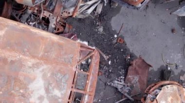 Bu stok dikey video Irpin, Bucha bölgesinde bir kurşun ve yanmış araba dökümü gösteriyor.