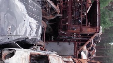 Bu stok dikey video Irpin, Bucha bölgesinde bir kurşun ve yanmış araba dökümü gösteriyor.