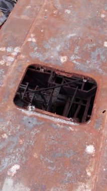 Bu stok dikey video Irpin, Bucha bölgesinde bir kurşun ve yanmış araba dökümü gösteriyor.