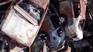 Bu stok dikey video Irpin, Bucha bölgesinde bir kurşun ve yanmış araba dökümü gösteriyor.