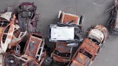 Bu stok dikey video Irpin, Bucha bölgesinde bir kurşun ve yanmış araba dökümü gösteriyor.