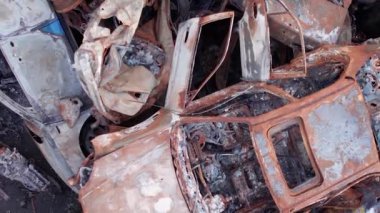 Bu stok dikey video Irpin, Bucha bölgesinde bir kurşun ve yanmış araba dökümü gösteriyor.