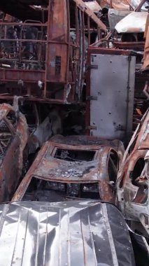Bu stok dikey video Irpin, Bucha bölgesinde bir kurşun ve yanmış araba dökümü gösteriyor.