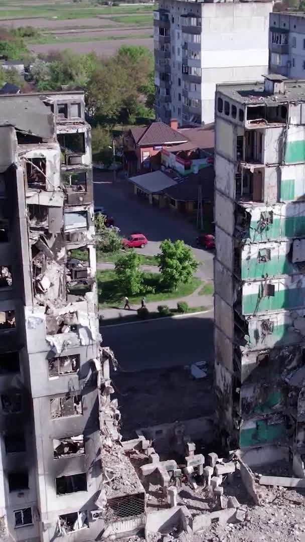 Este Vídeo Vertical Mostra Consequências Guerra Ucrânia Edifício Residencial Destruído — Vídeo de Stock