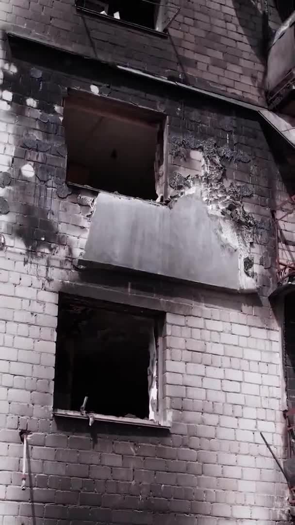 Este Vídeo Vertical Mostra Consequências Guerra Ucrânia Edifício Residencial Destruído — Vídeo de Stock