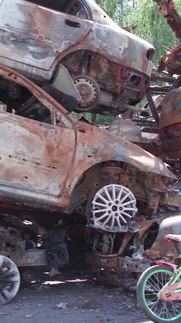 Tämä Pystysuora Video Näyttää Ammuskelua Palaneita Autoja Irpinissä Buchan Alueella — kuvapankkivideo