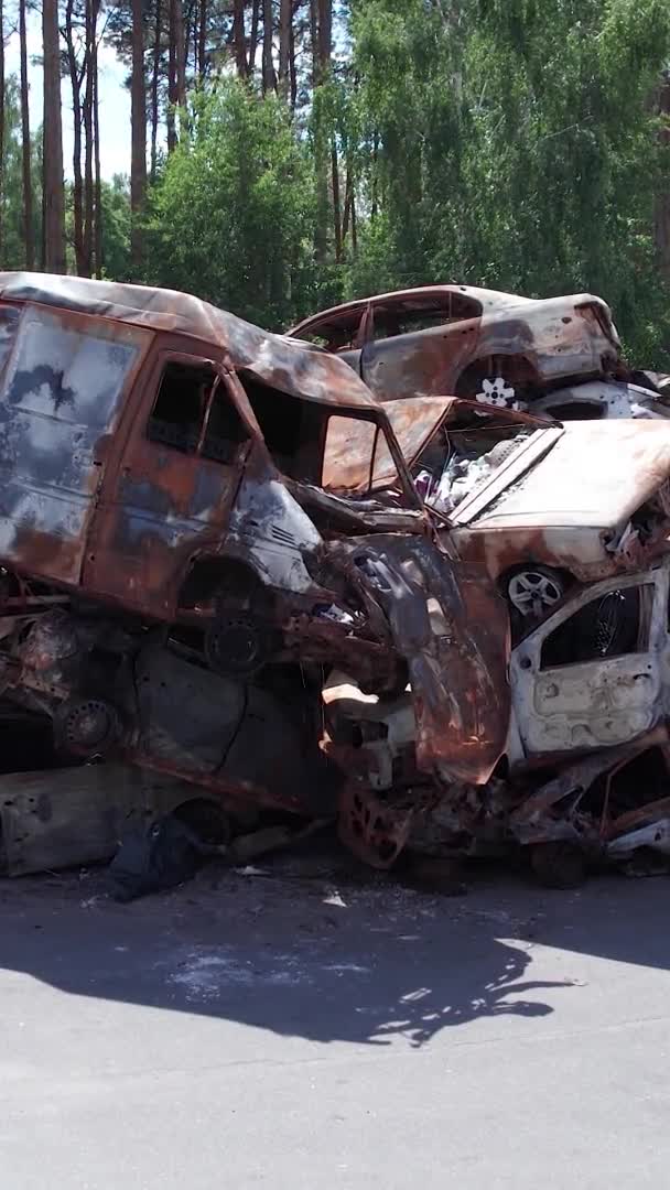 Вертикальное Видео Показывает Свалку Выстрелов Сгоревших Автомобилей Ирпине Район Буча — стоковое видео