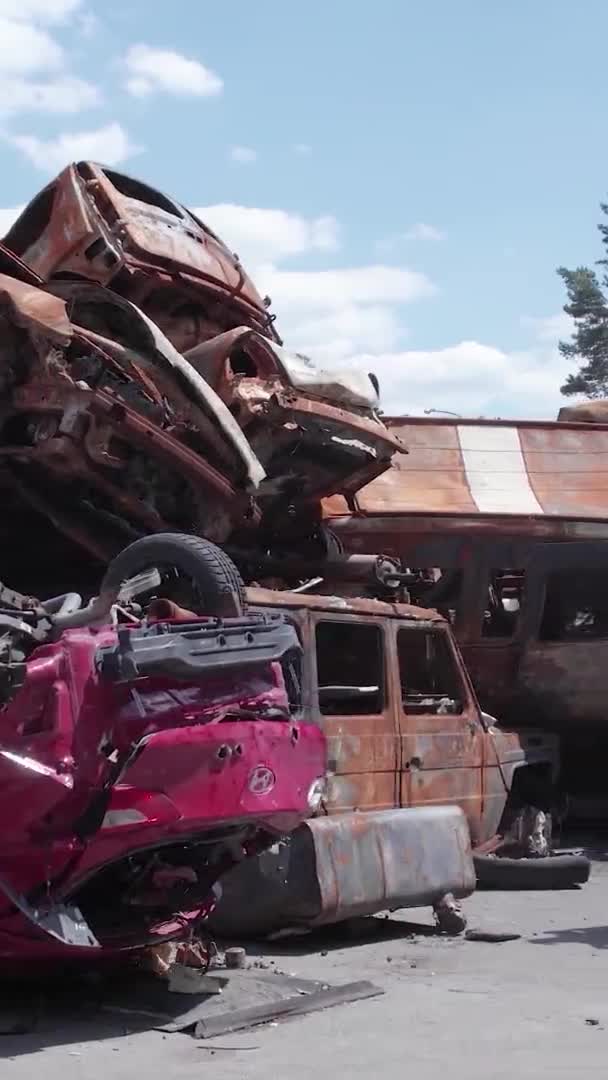 このストック垂直ビデオは ブチャ地区のIrpinで撮影された車のダンプを示しています — ストック動画